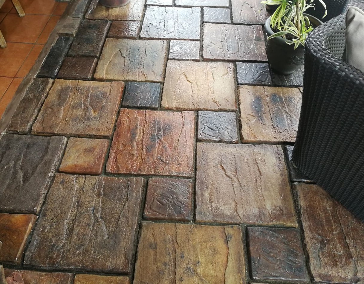 Piso de patio en Loseta Antigua, colocada en trama irregular con toda su gama de color: oxido, ocre, chocolate y gris