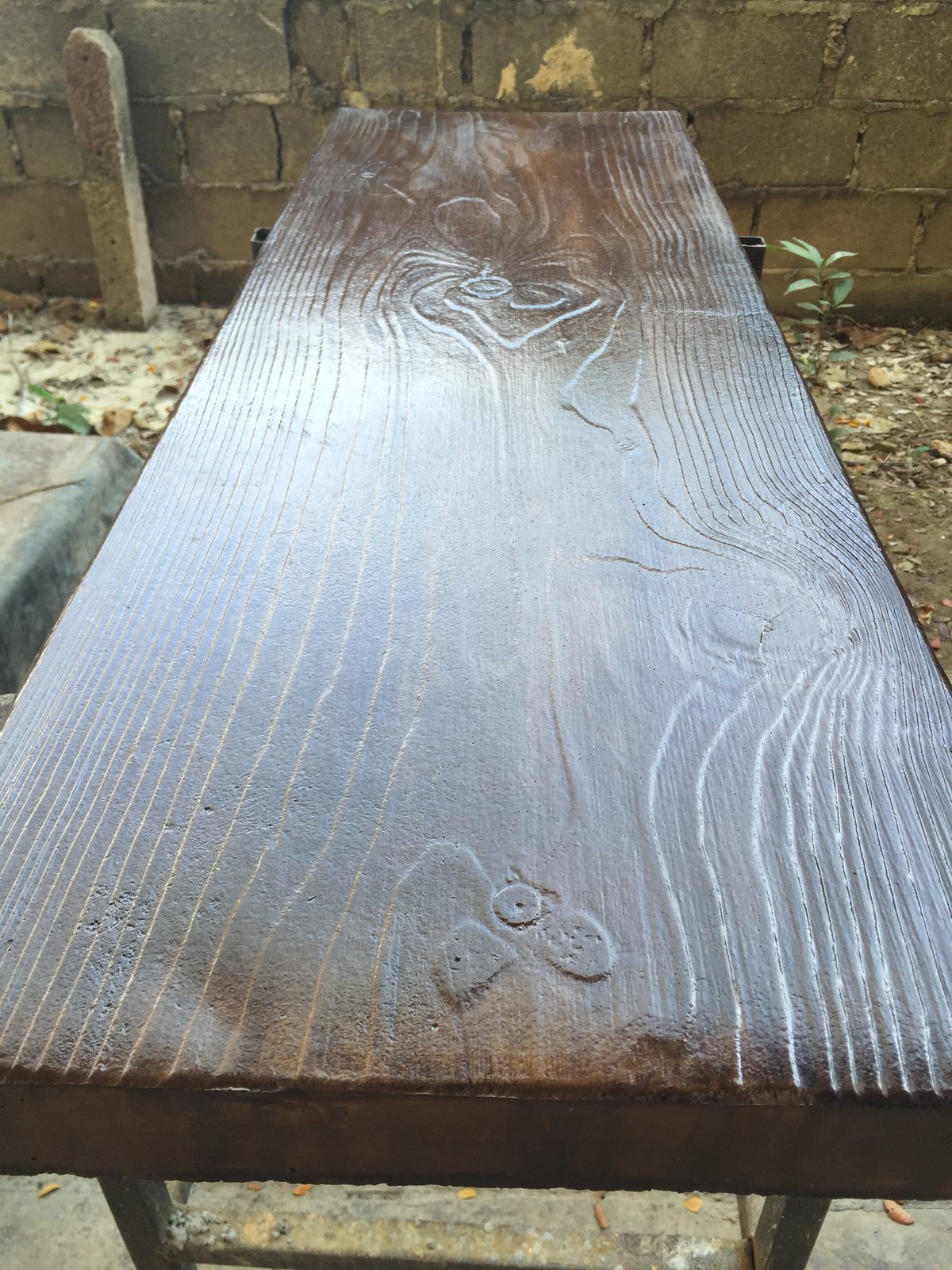 Baldosa Madera Grande en tono gris pardo, mostrando el relieve del grano y los nudos