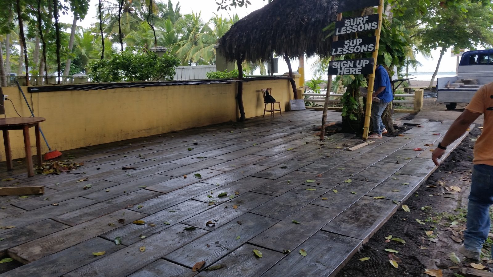 Piso de baldosa Madera Grande recién colocado en un bar de playa