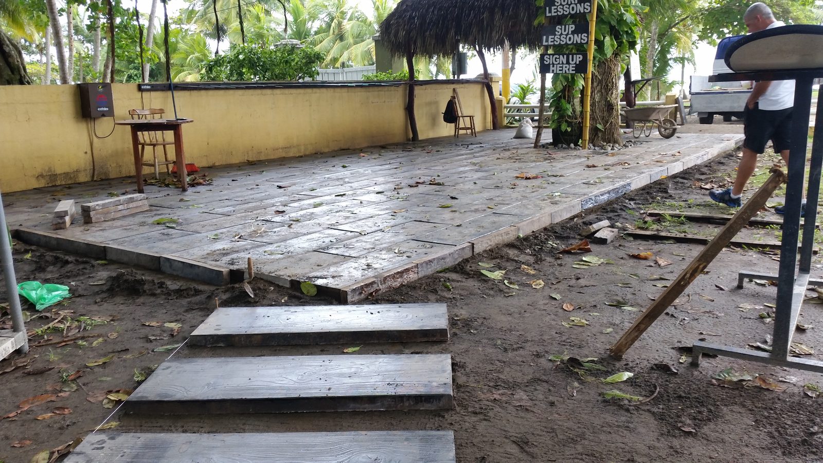 Avance de la instalación de baldosa Madera Grande sobre base de arena