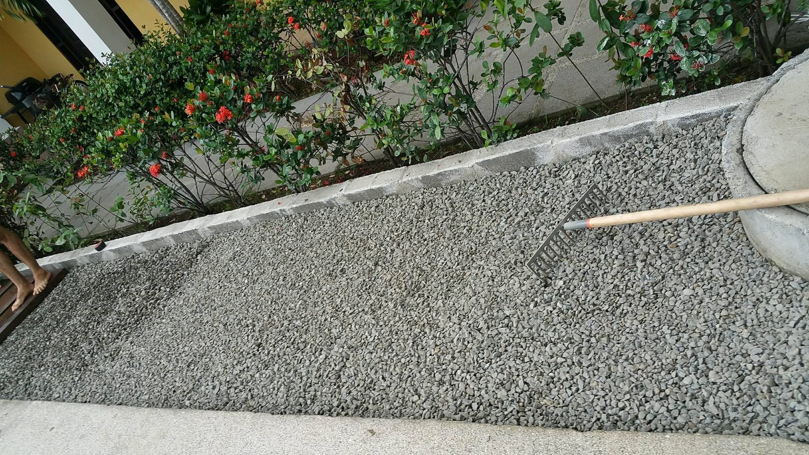 Base de lastre nivelada antes de colocar la baldosa Madera Grande