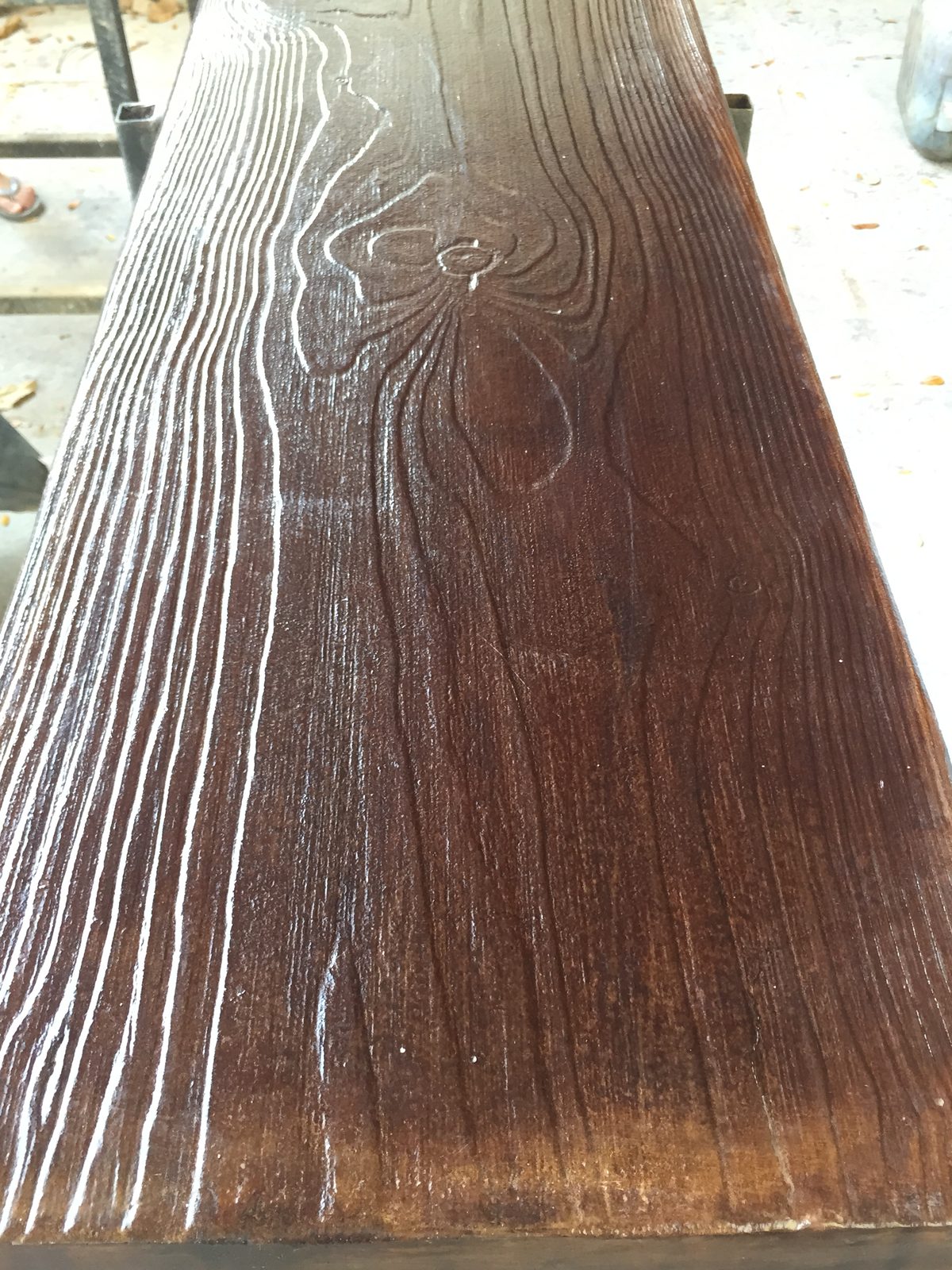 Veta de una baldosa Madera Grande color nogal, con el grano marcado a lo largo de la tabla