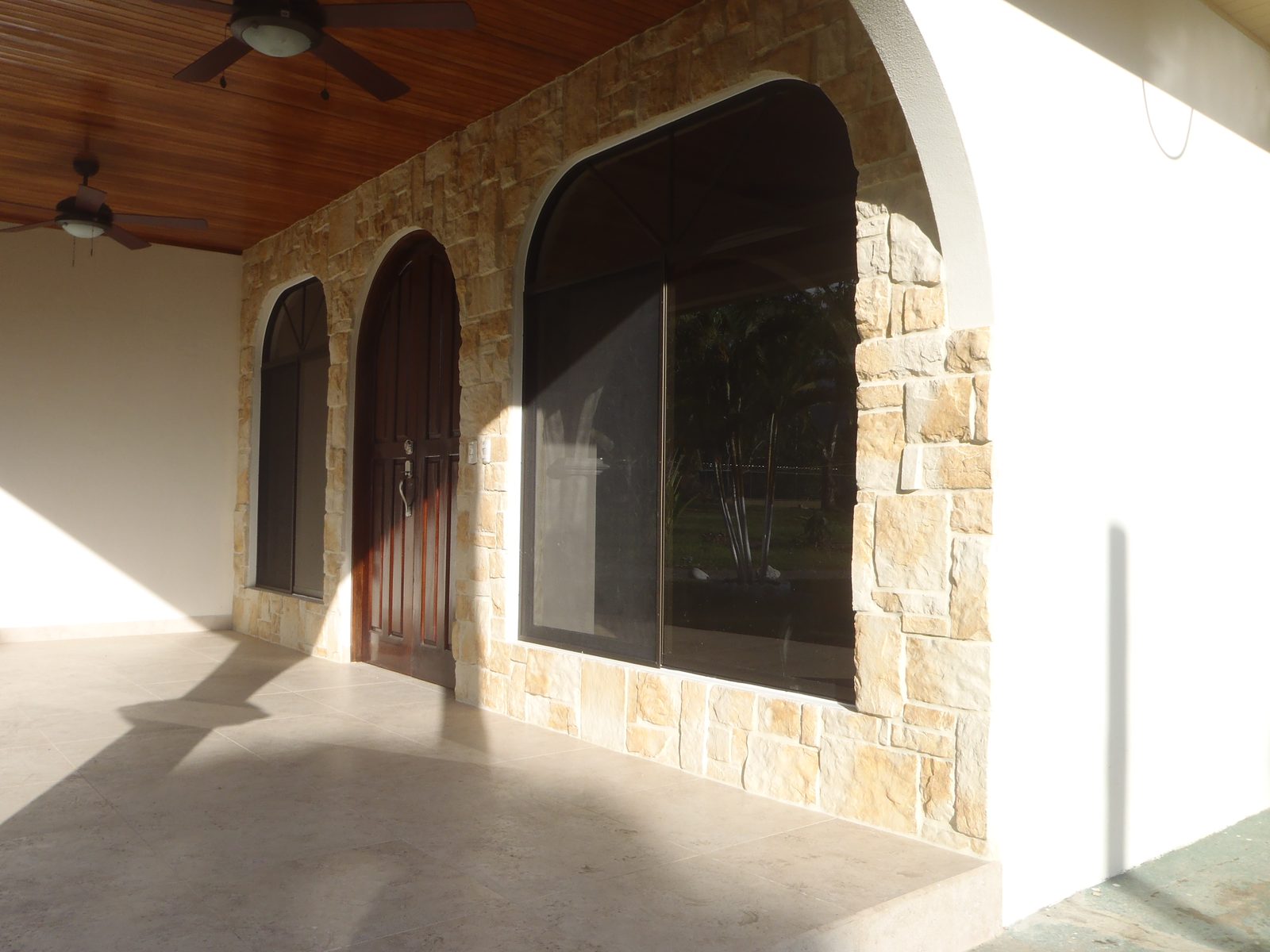 Corredor techado con columnas en piedra Hackett Yellow Stone