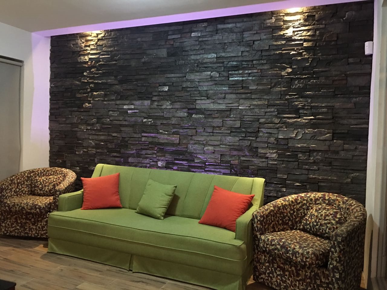 Sala con muro de piedra FastFit Grafito
