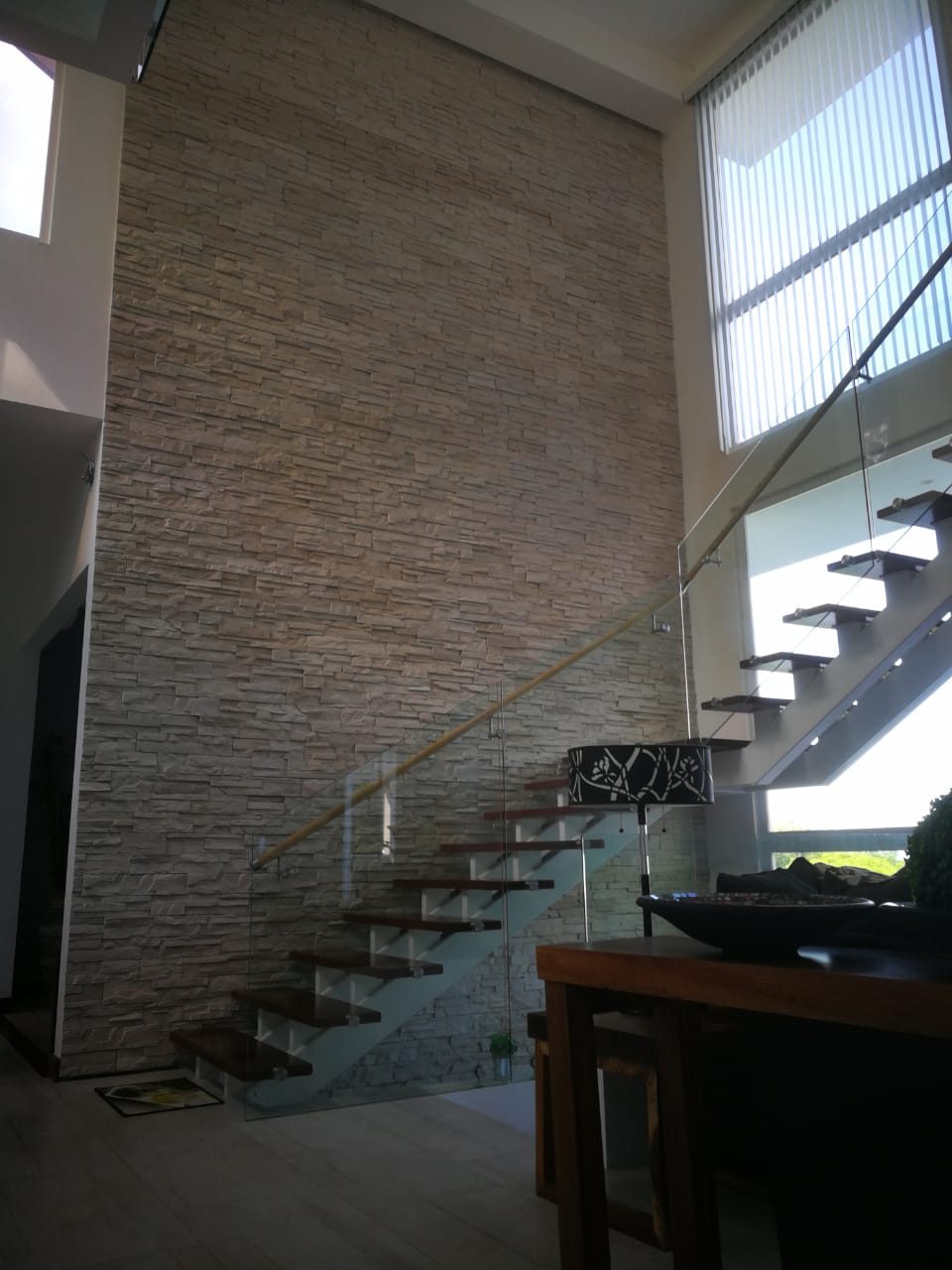 Escalera de doble altura con muro de piedra FastFit White