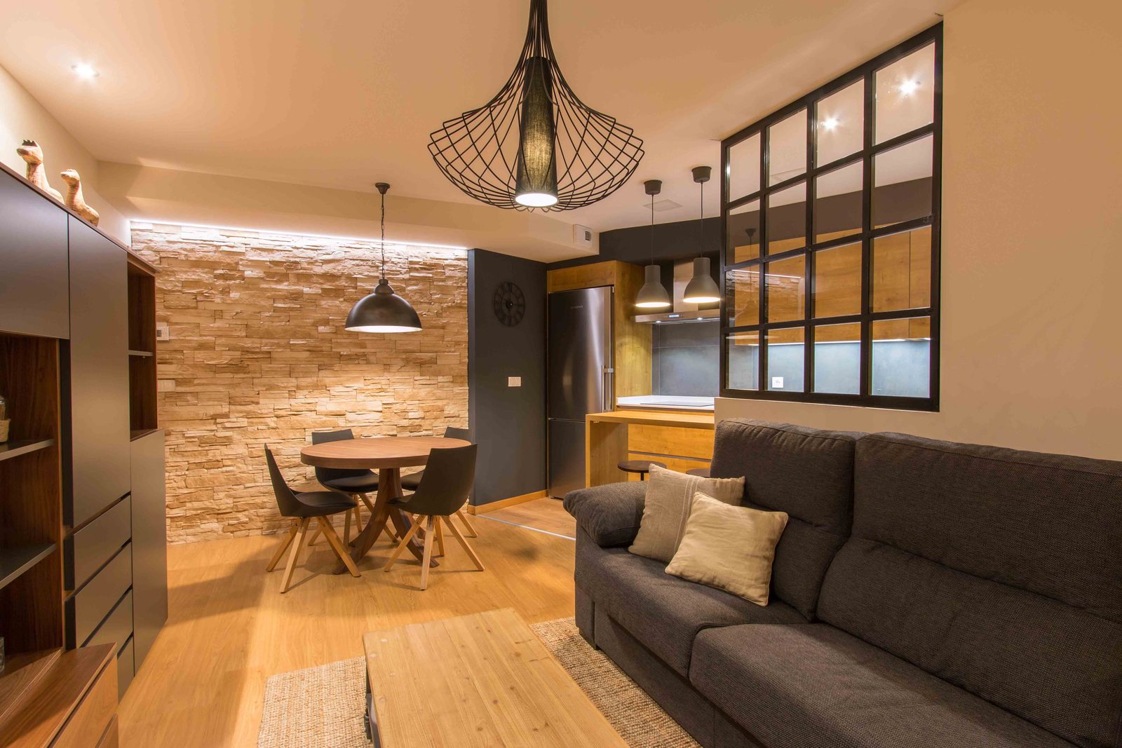 Muro de piedra FastFit White en un showroom, con luces colgantes