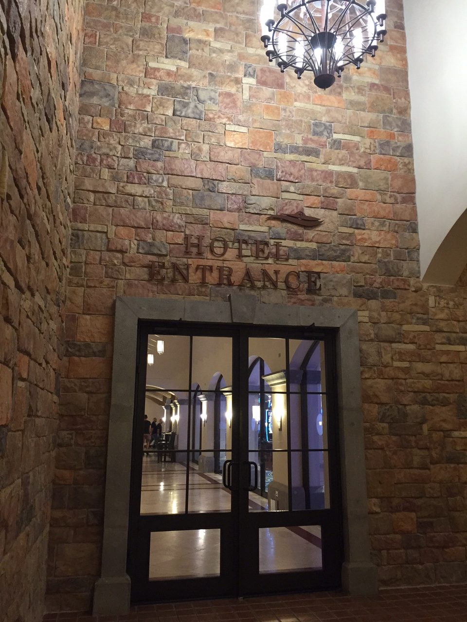 Entrada de hotel con piedra Hackett Crocs alrededor de la puerta