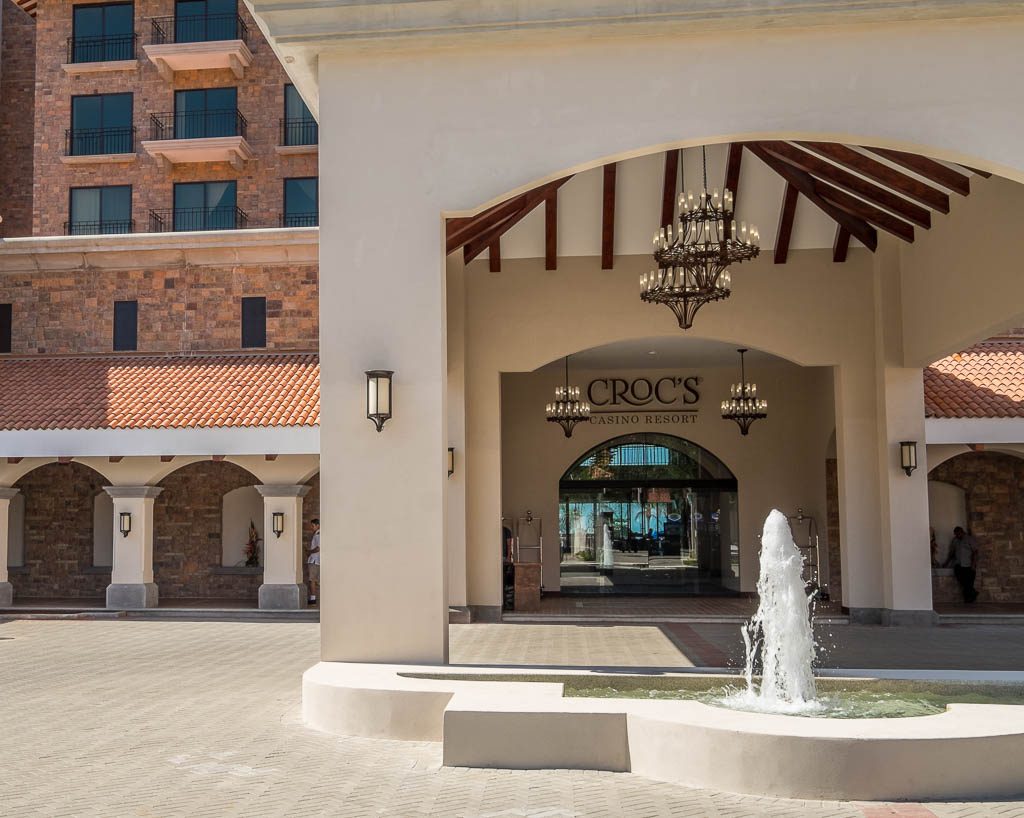 Fachada de entrada con fuente, revestida con piedra Hackett Crocs