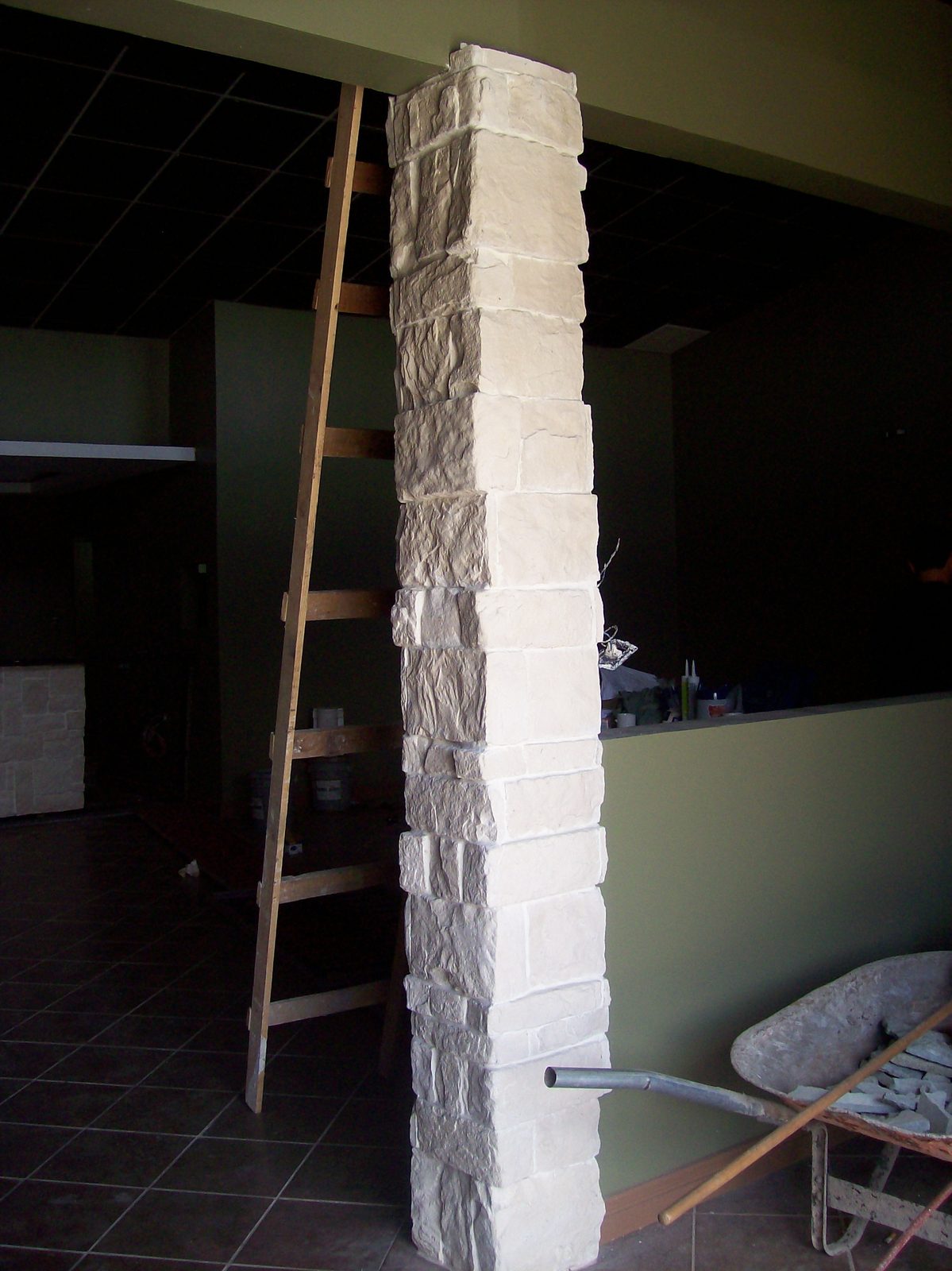 Columna interior revestida con piedra Hackett White
