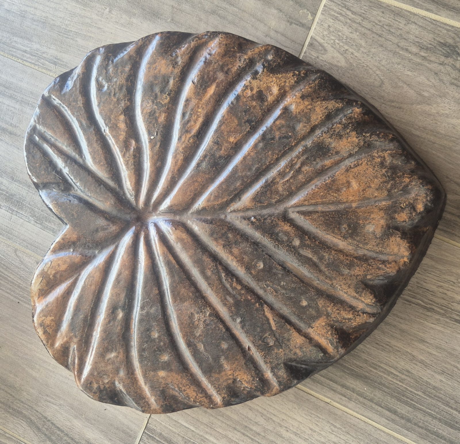 Huella de concreto diseño hoja, con el nervado marcado en relieve, Deco Rock Costa Rica