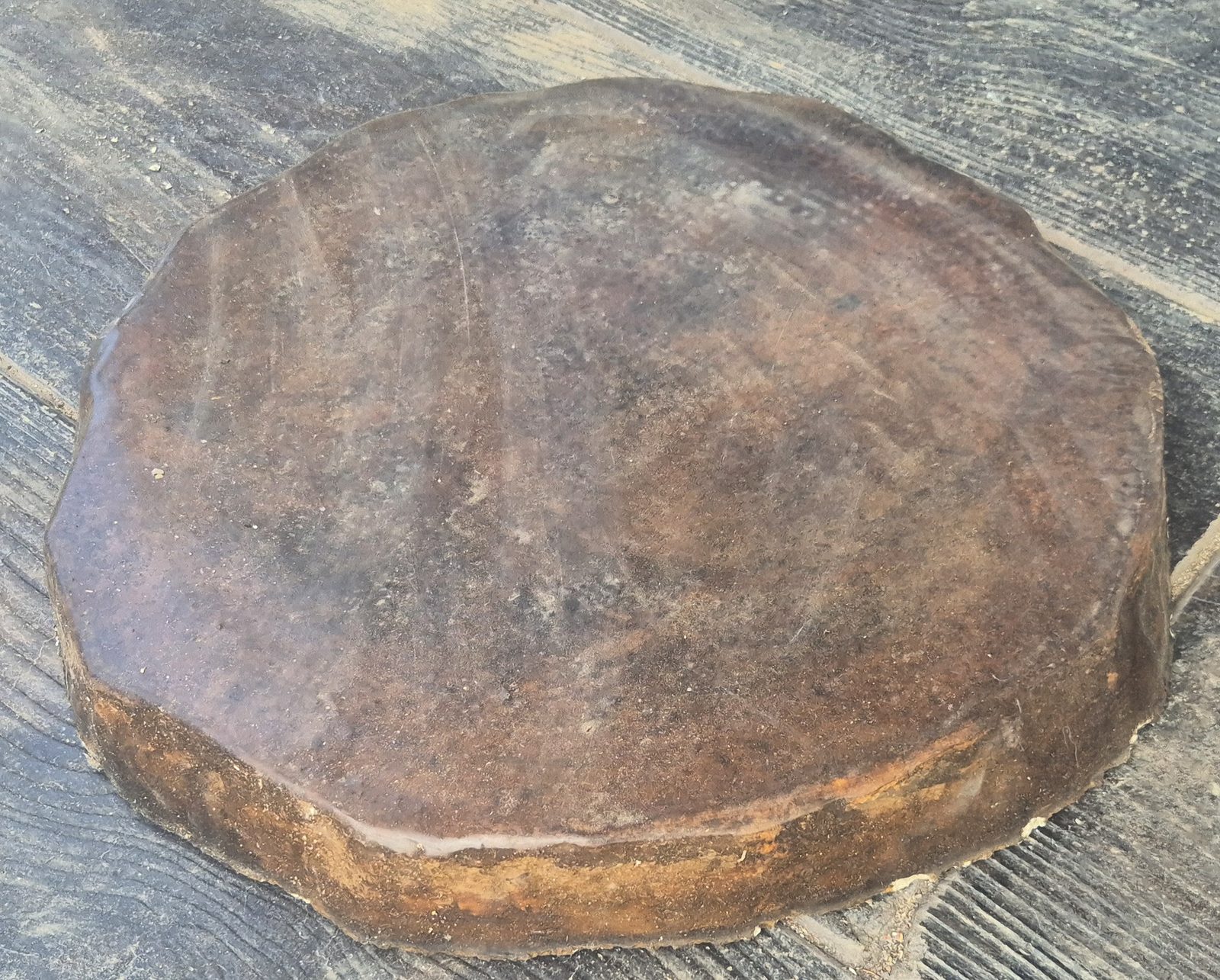 Huella de concreto diseño rodaja de tronco, con anillos de crecimiento y borde de corteza
