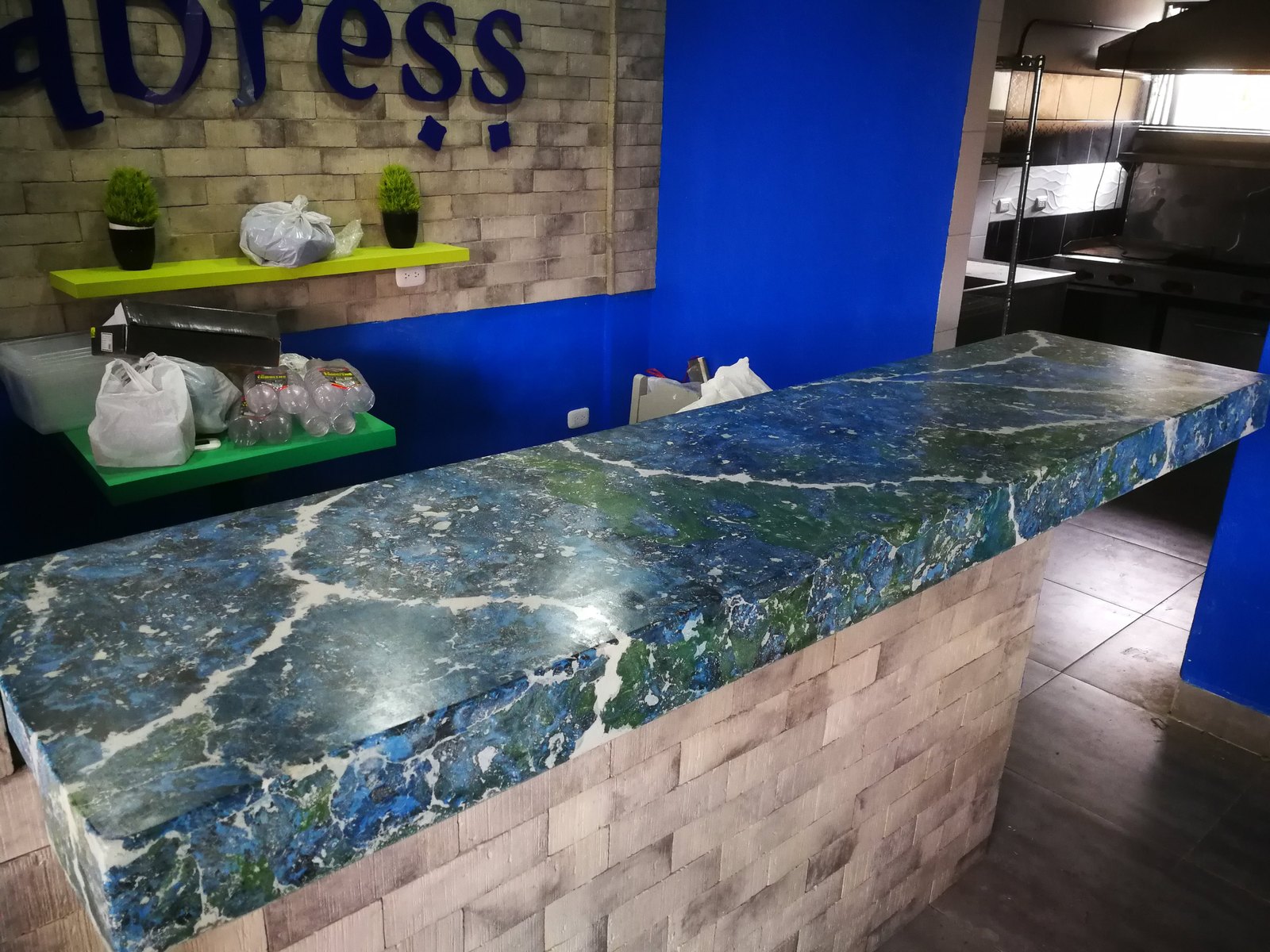 Barra de concreto azul instalada en un local comercial