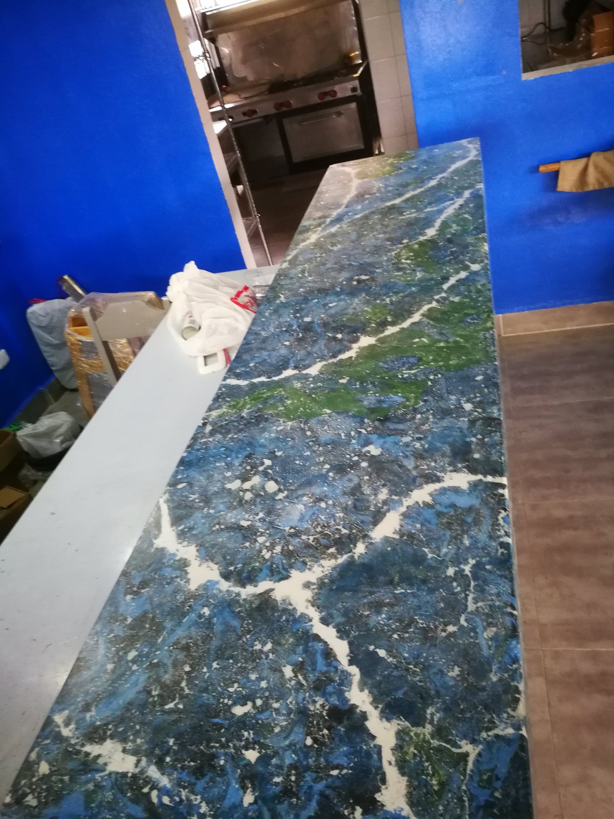 Detalle del canto de la barra de concreto azul