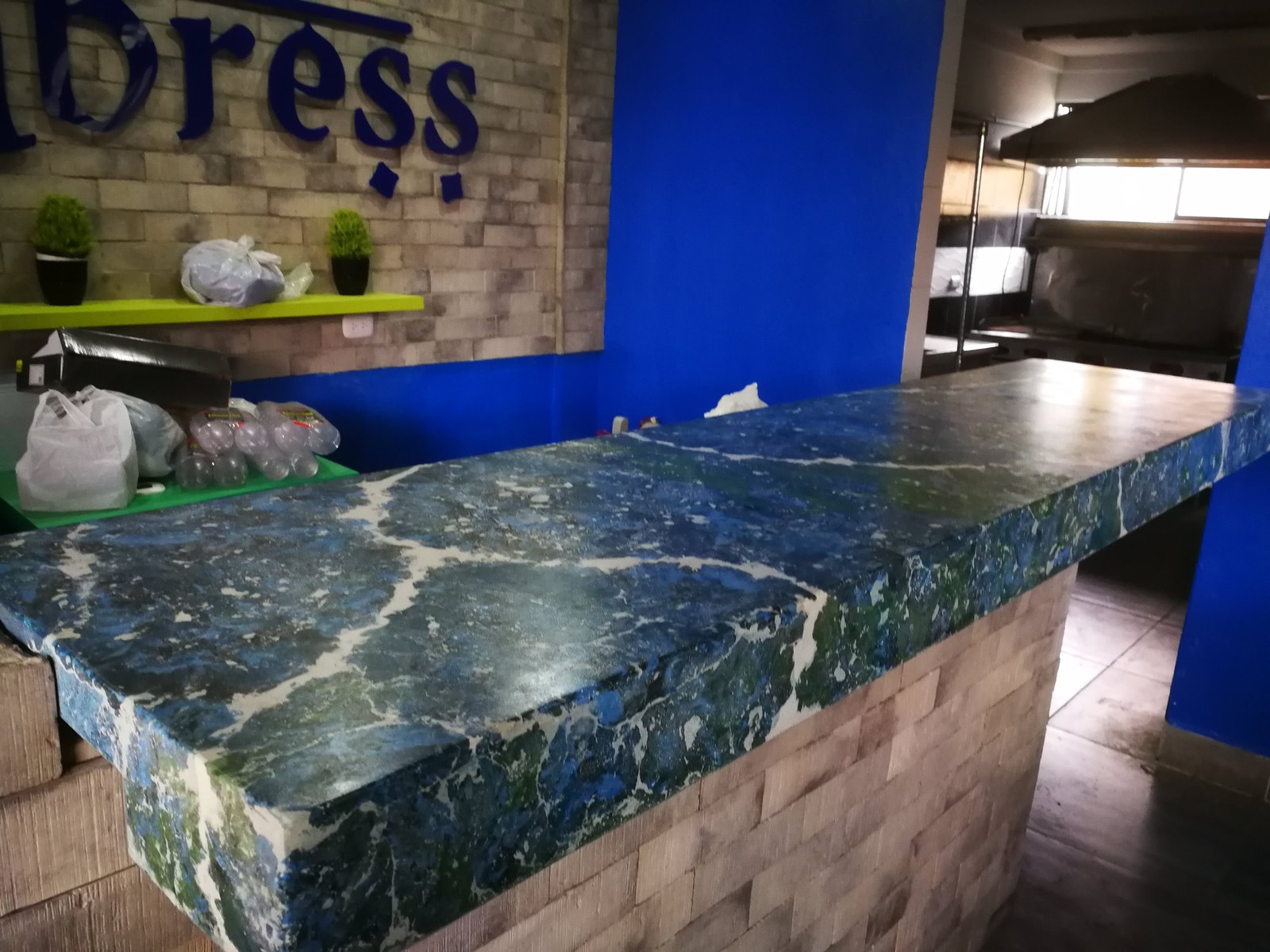Barra de concreto Azul Lapislázuli instalada en un local