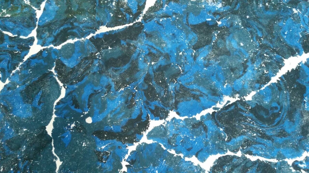 Detalle del veteado azul y blanco del concreto