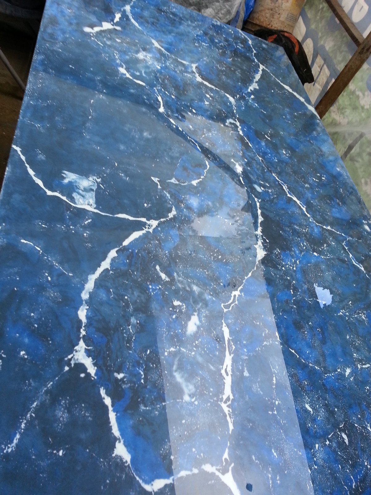 Veteado azul y blanco de una losa de concreto Deco Rock