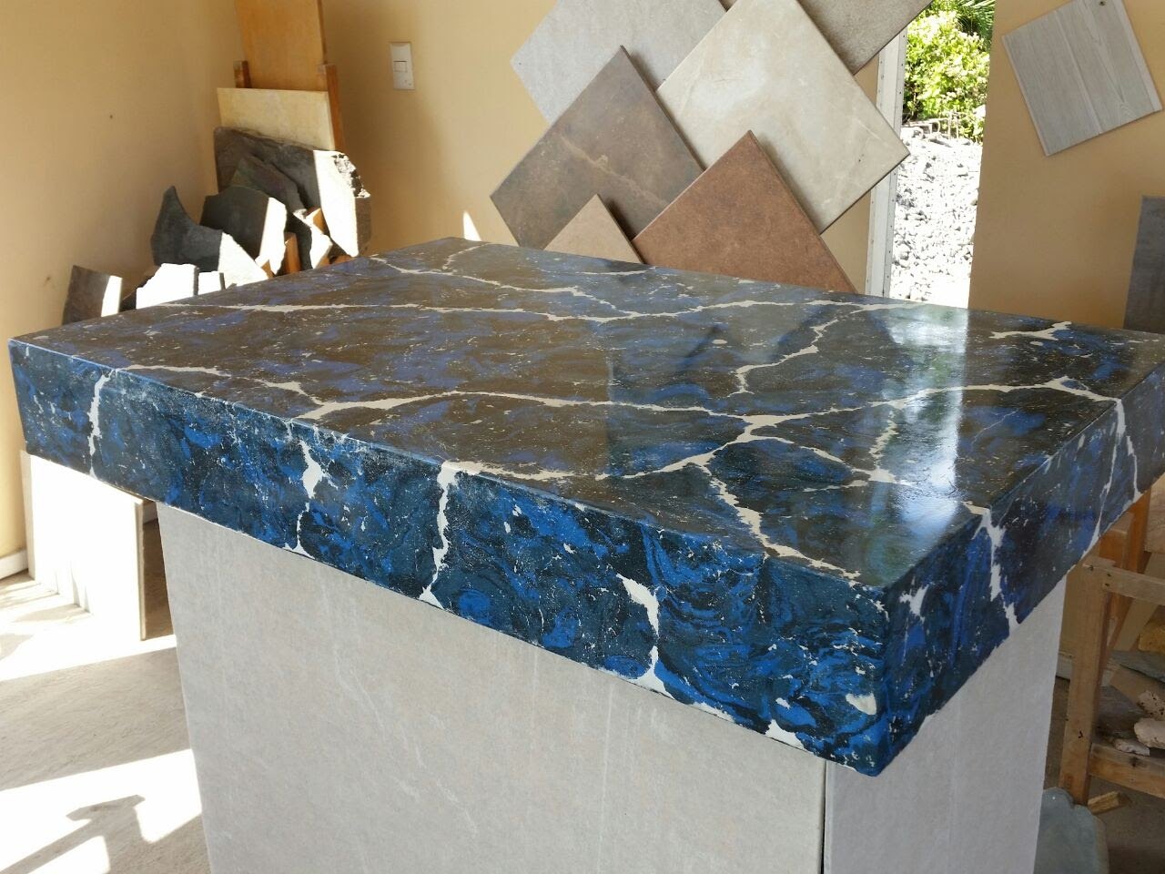 Losa Azul Lapislázuli en el showroom de Deco Rock