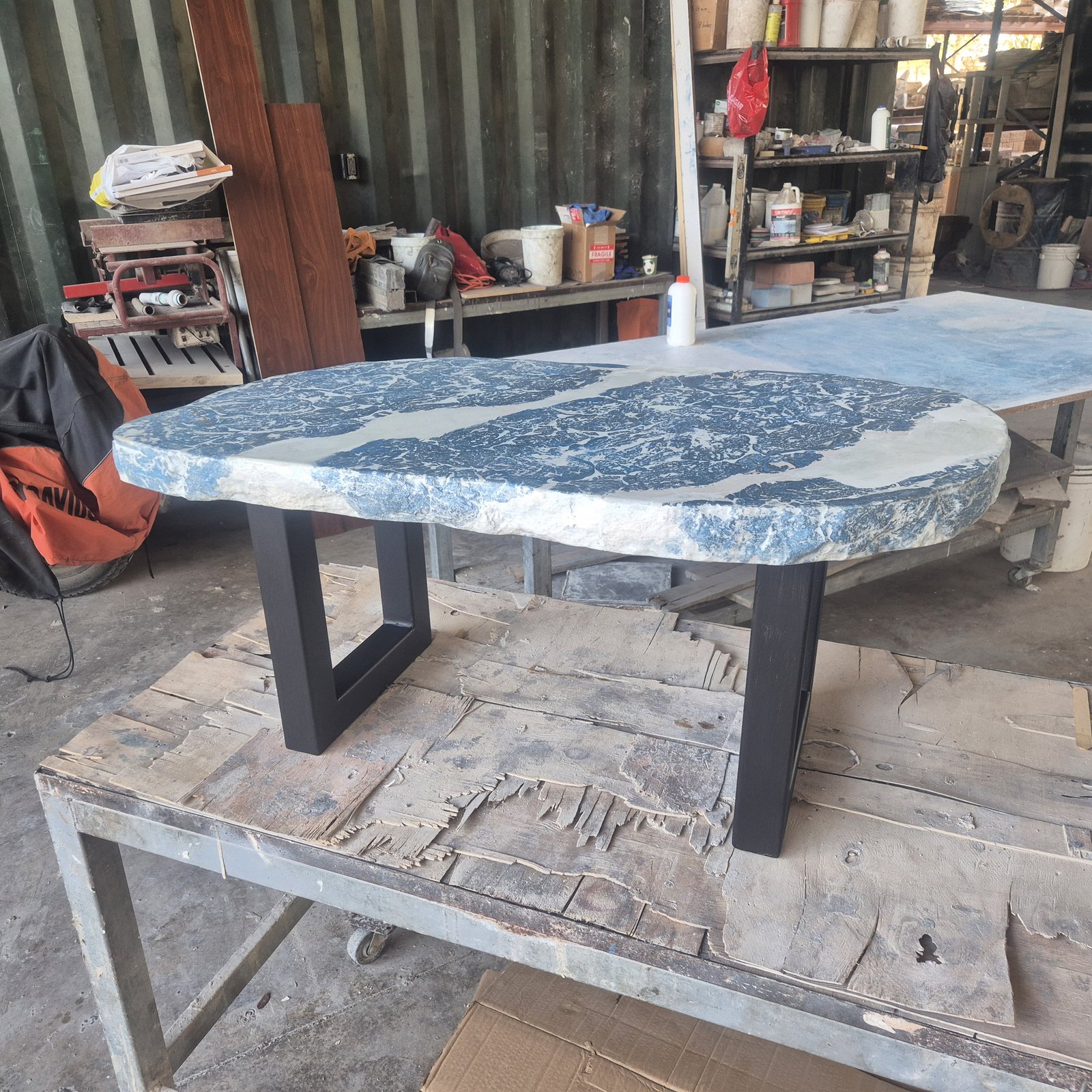 Mesa de concreto Azul Lapislázuli sobre patas de acero