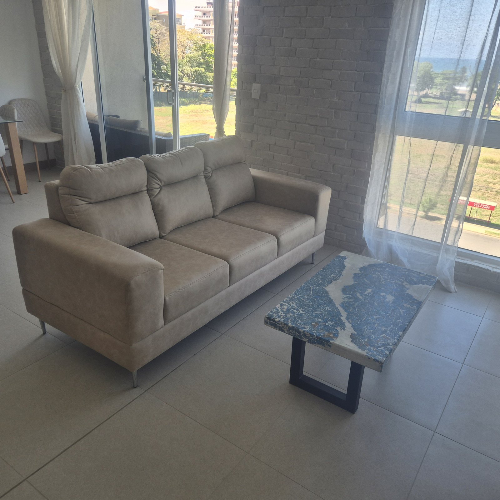Mesa de concreto Azul Lapislázuli instalada en una sala, Deco Rock Costa Rica