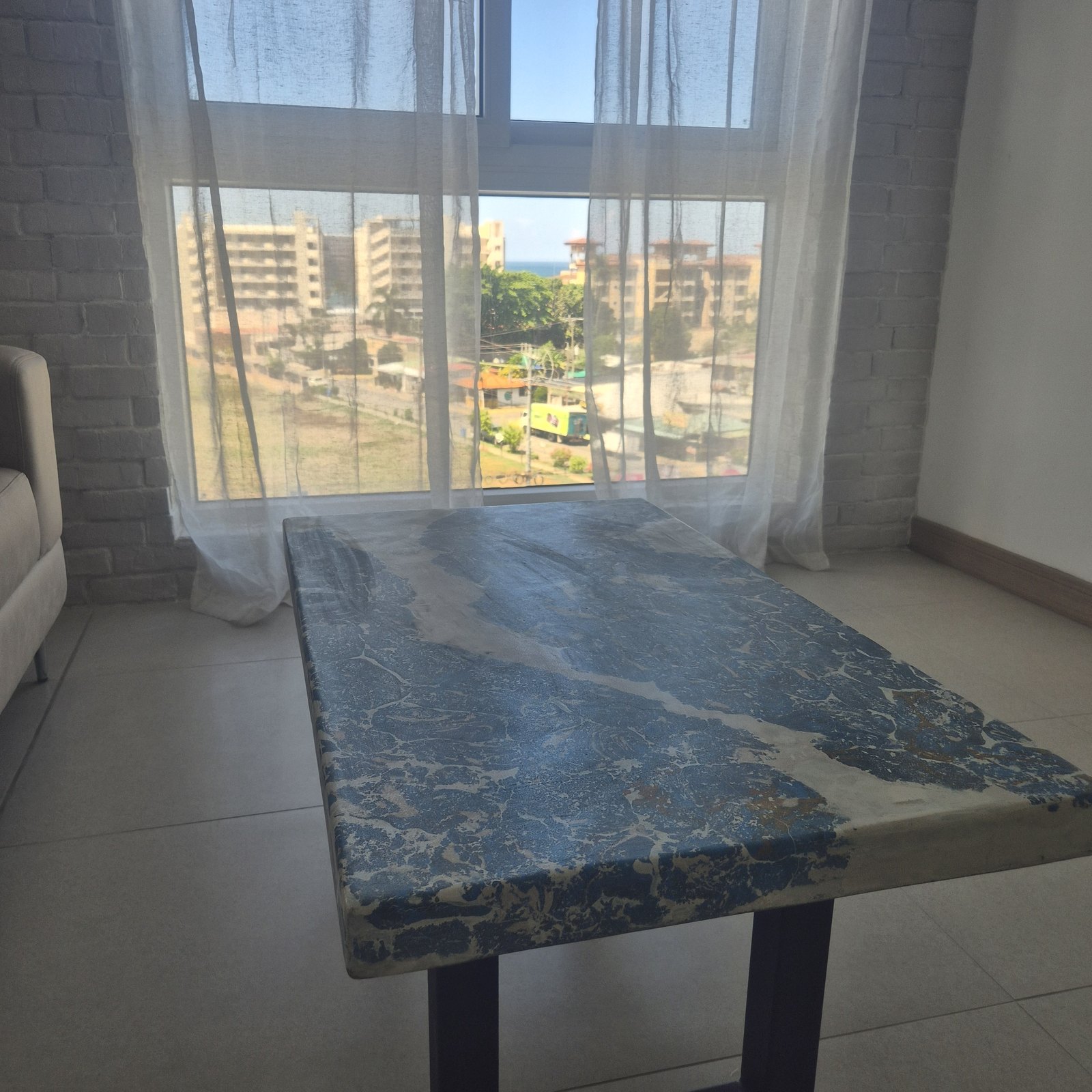 Mesa Azul Lapislázuli frente al ventanal