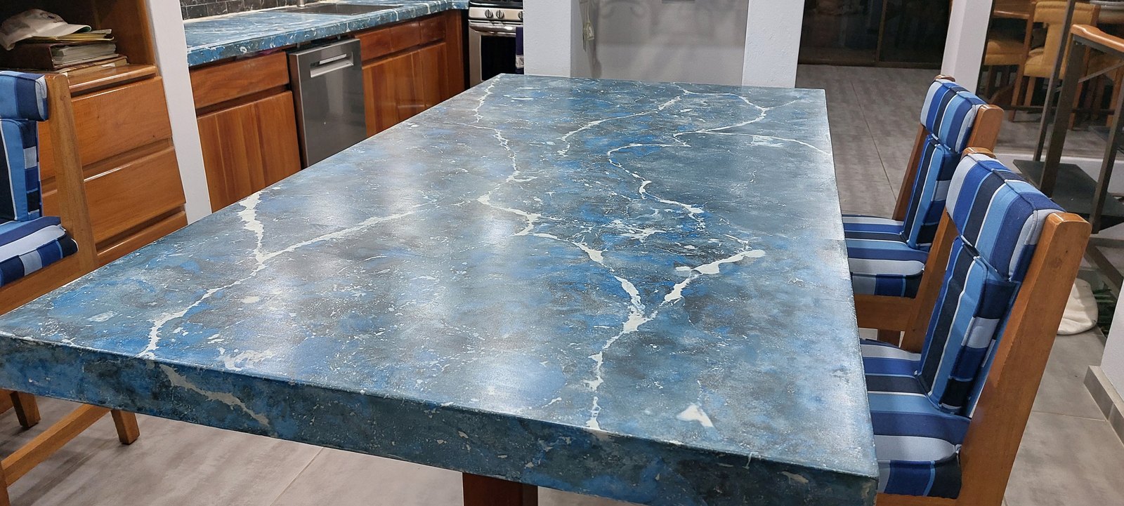 Sobre de cocina de concreto azul con veteado blanco