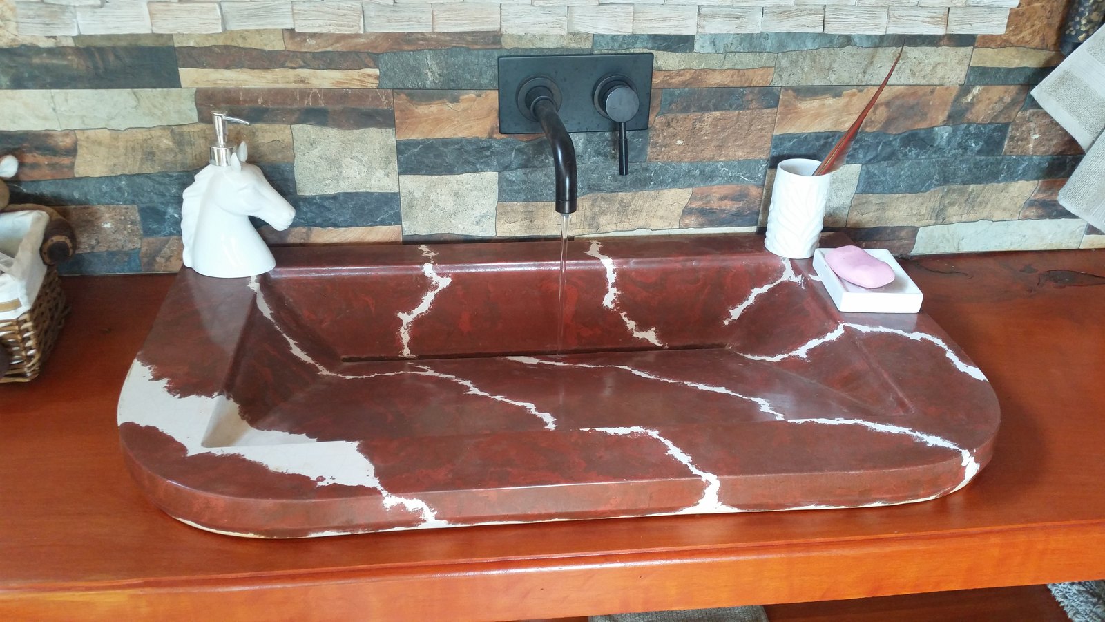 Lavamanos Florentina instalado sobre mueble de madera