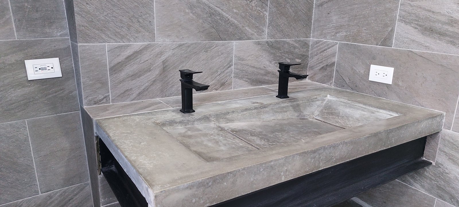 Sobre doble de concreto gris, vista lateral