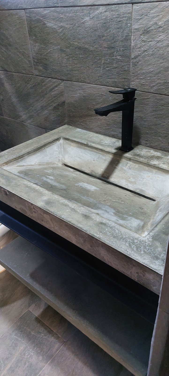 Perfil del lavamanos de concreto gris