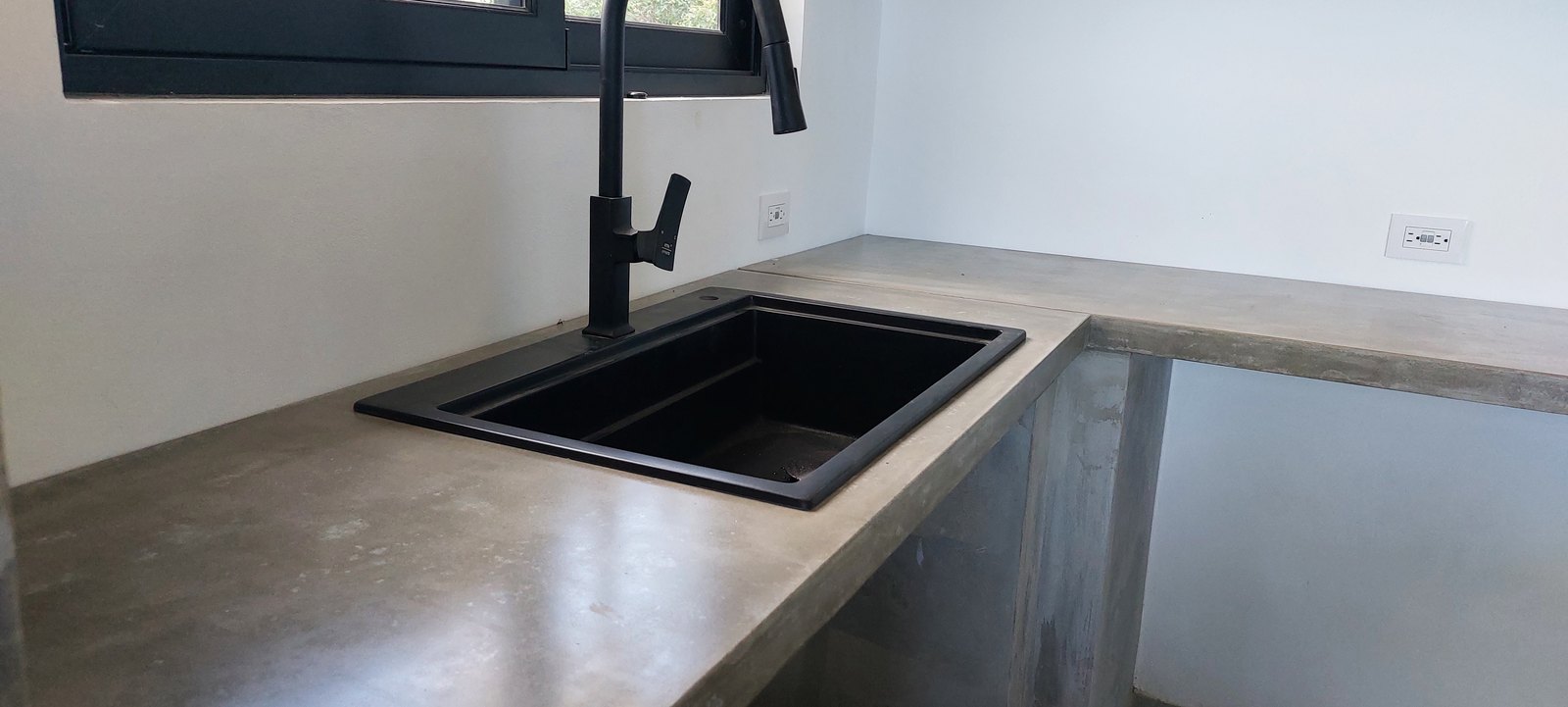 Sobre de cocina de concreto gris con fregadero integrado