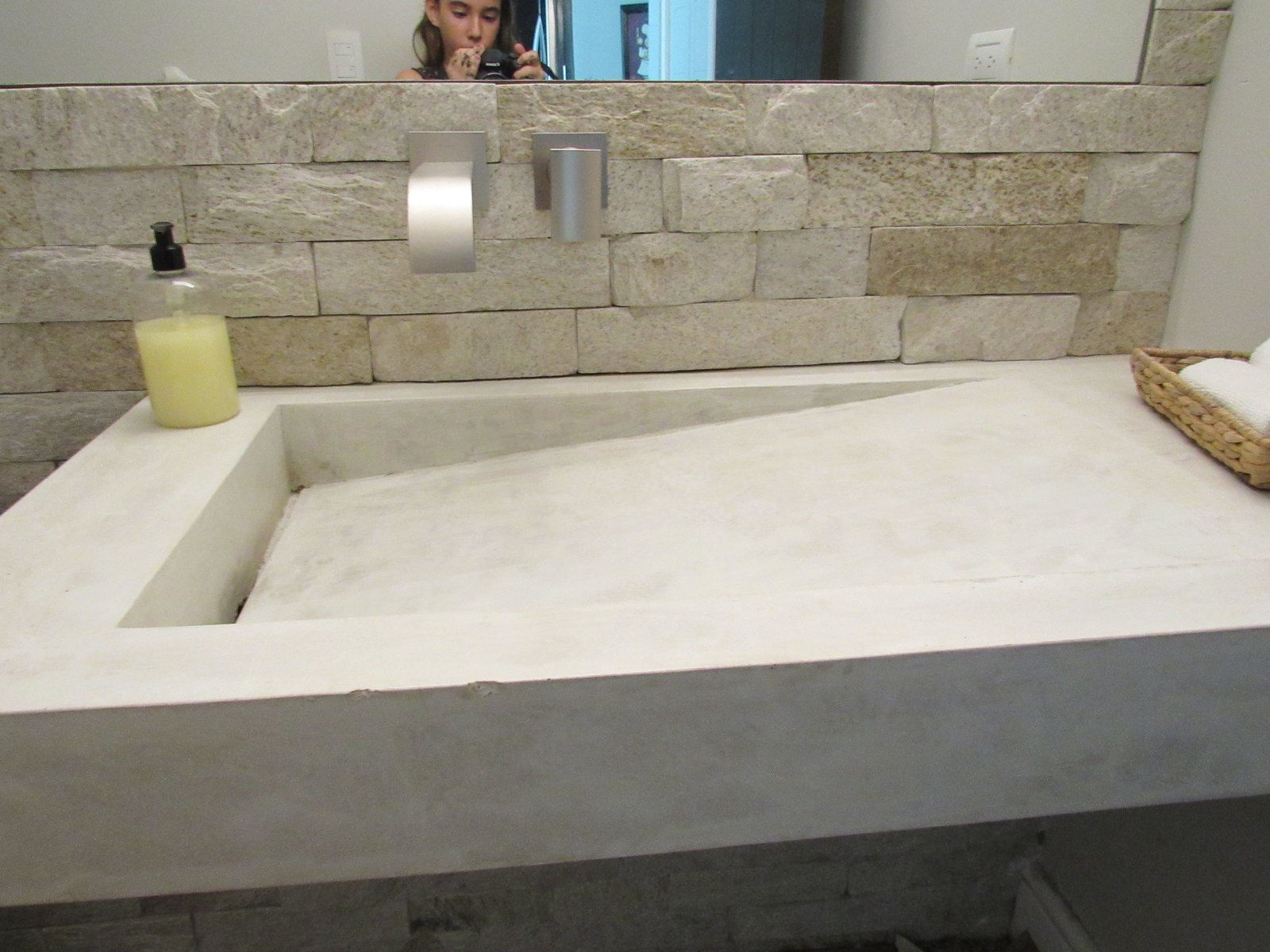 White Slope GFRC Concrete Sink gfrc concrete sink from Deco Rock Costa Rica
